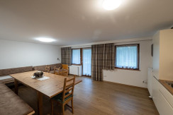 Esstisch ausziehbar und Platz für zweiten Tisch Esstisch ausziehbar und Platz für zweiten Tisch