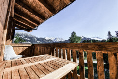 Ostbalkon mit Bergblick und Morgensonne