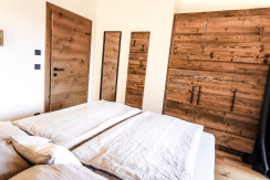 Schlafzimmer mit Altholzkasten