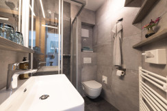 Appartement_Alpenrose_Badezimmer_Feriendorf_Wallen