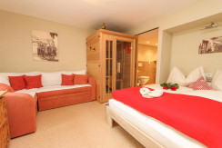 Schlafzimmer mit Infrarotkabine