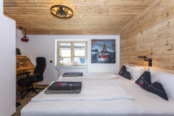 Schlafzimmer_offenes Zirbenbett