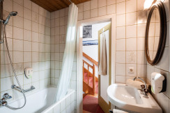 Badezimmer mit Badewanne/WC