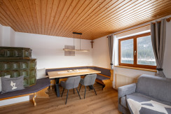 gemütlicher Kachelofen im Wohnzimmer gemütlicher Kachelofen im Wohnzimmer