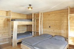 Buchsteinwand Ferienzimmer Holzmeister