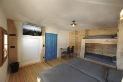 Buchsteinwand Ferienzimmer Holzmeister