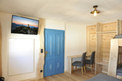 Buchsteinwand Ferienzimmer Holzmeister