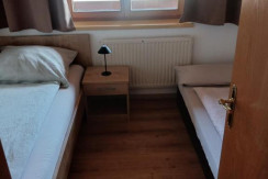 Schlafzimmer mit zwei Einzelbetten