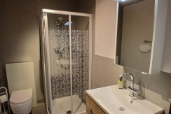 Badezimmer mit Dusche, WC Badezimmer mit Dusche, WC