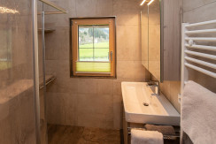 Badezimmer mit Dusche und Waschbecken