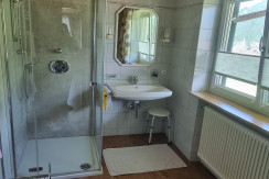 Badezimmer mit Dusche
