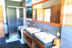 Badezimmer mit Doppelwaschbecken Badezimmer mit Doppelwaschbecken