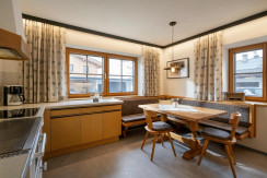 großzügige Küche mit Ecktisch großzügige Küche mit Ecktisch