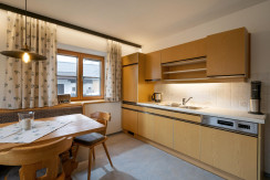 großzügige Küche mit Ecktisch großzügige Küche mit Ecktisch