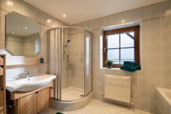 Badezimmer mit Badewanne und Dusche Badezimmer mit Badewanne und Dusche