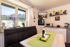 Küche mit Ausblick auf die Berge