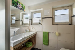 Badezimmer mit Doppelwaschbecken