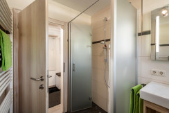 Badezimmer mit Dusche  (ebenerdiger Einstieg)