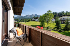 Balkon mit Ausblick- und die umliegende Bergwelt