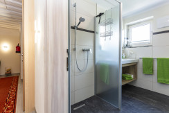 Badezimmer mit barrierefreie Dusche