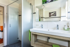 Badezimmer mit Doppelwaschbecken