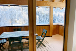 Terasse mit Neuschnee