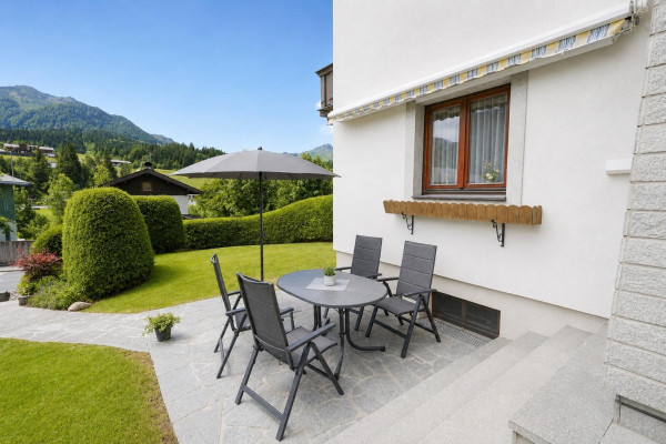 Privater Garten mit Sonnenterrasse und Bergblick