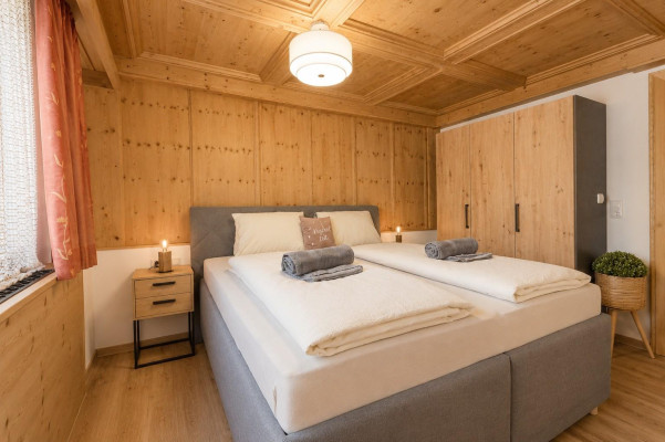 Helles Schlafzimmer mit Doppelbett