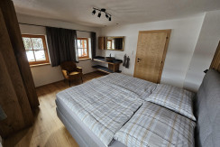 Schönes Schlafzimmer mit Sessel Schönes Schlafzimmer mit Sessel