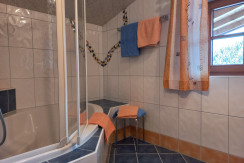 Badezimmer mit Badewanne und Duschabtrennung Badezimmer mit Badewanne und Duschabtrennung