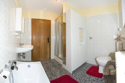 Badezimmer 1... Badezimmer 1...