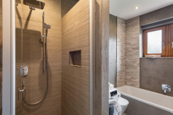 großzügiges Badezimmer mit Dusche und Wanne