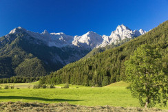 Sommerlandschaft mit Steinberge und Heu©rol.art-im Sommerlandschaft mit Steinberge und Heu©rol.art-im