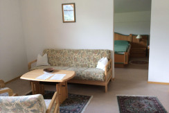 Wohnzimmer mit Blick ins Schlafzimmer