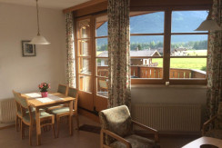 Essecke mit Blick zum Balkon