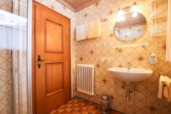 Badezimmer mit Dusche und WC Badezimmer mit Dusche und WC