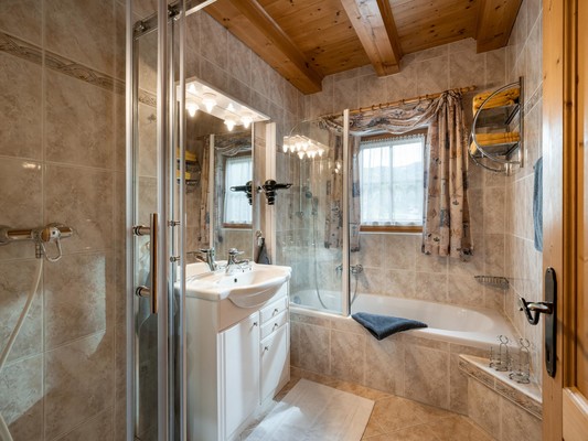 Badezimmer-Badewanne-Dusche