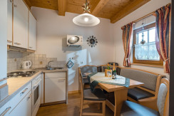 Küche mit Sitzgelegenheit