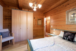 Schlafzimmer mit Schrank