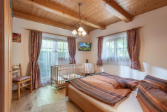 Schlafzimmer mit Gitterbett