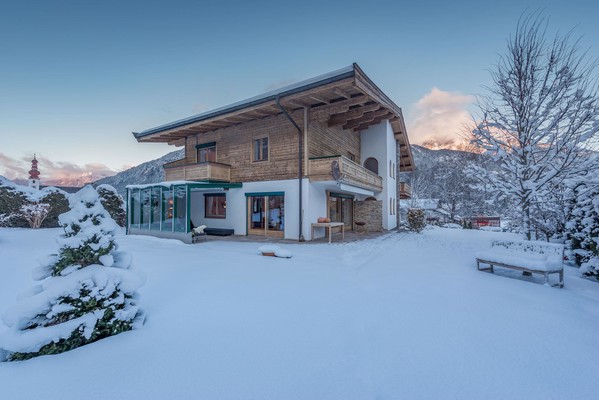 Garten mit Haus u. Kirche | © Stefan Adelsberger