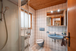 Badezimmer mit Dusche und WC Badezimmer mit Dusche und WC