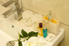 Badezimmer mit Toilettartikel Badezimmer mit Toilettartikel