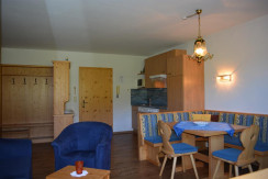 Aufenthaltsraum mit Küche und Sitzecke Aufenthaltsraum mit Küche und Sitzecke