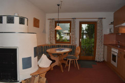 Aufenthaltsraum mit Küche und Kachelofen Aufenthaltsraum mit Küche und Kachelofen