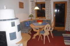 Aufenthaltsraum mit Kachelofen  Aufenthaltsraum mit Kachelofen