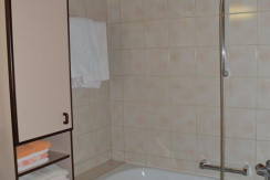 Badezimmer mit Badewanne und Dusche Badezimmer mit Badewanne und Dusche