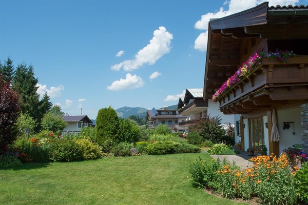 Hausansicht Sommer mit Garten