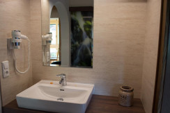 Badezimmer mit Waschbecken Badezimmer mit Waschbecken