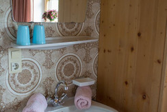 Schlafzimmer mit Waschbecken Schlafzimmer mit Waschbecken